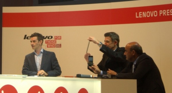 Lenovo S5000 продемонстрировал вице-президент Lenovo по маркетингу