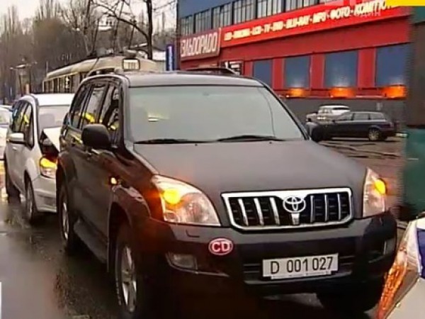 В Киеве водитель на внедорожнике Toyota с дипномерами спровоцировал дорожную аварию