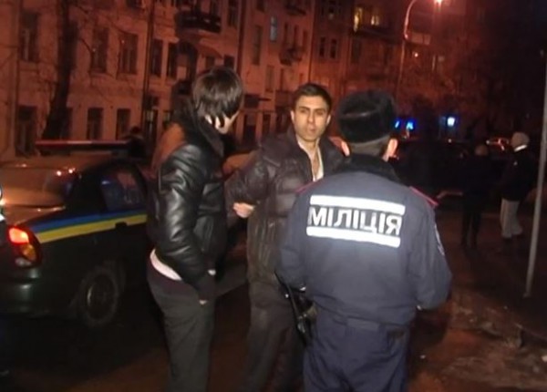 Иностранца защищала «группа поддержки»