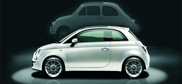 На заднем плане виден первый Fiat 500