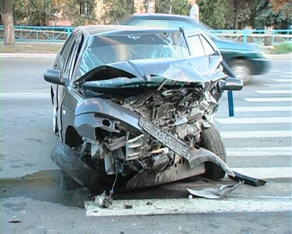 Водитель BMW разбил автомобиль гаишника и сбежал