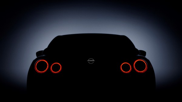 Nissan показал только корму новинки