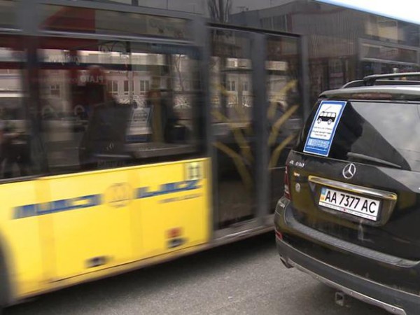 Такие наклейки появлялись на машинах автохамов