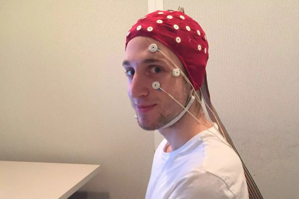 Субъект на полной установке ЭЭГ перед сном в лаборатории