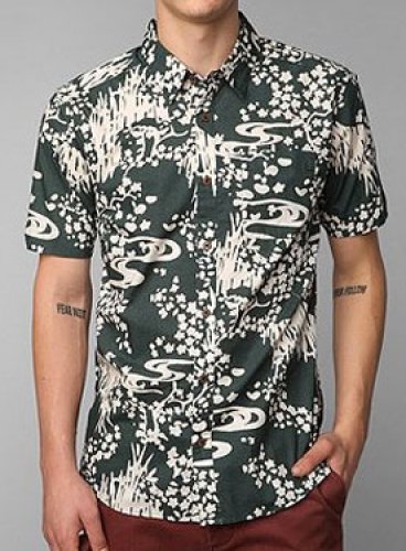 River Island. Классические цвета и повторяющийся рисунок делают эту рубашку в стиле «пальмовый лист» очень комфортной и приятной на вид. Цена – $50,9.
