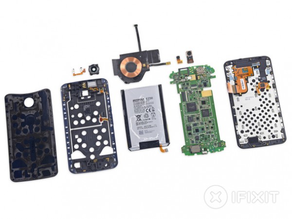 Полностью разобранный телефон Nexus 6.