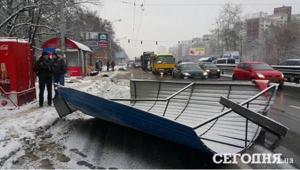 В Киеве фура снесла остановку, пострадали семь человек