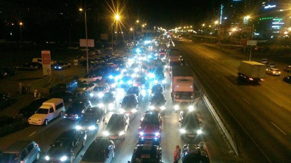 Из-за гонок на проспекте Бажана перекрывают три полосы из четырех