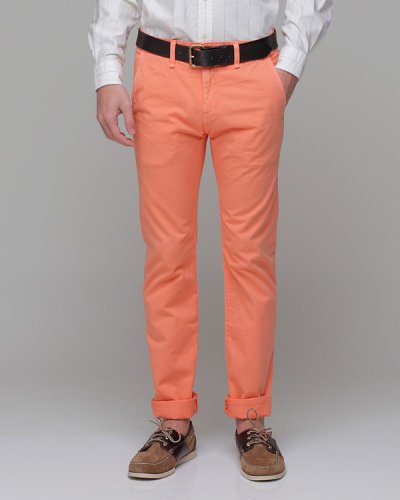 Красно-коричневые. Твиловые брюки насыщенного цвета от фирмы Gap. Наверное, нет такого мужчины, которому они бы не подошли. Цена – $59,95.