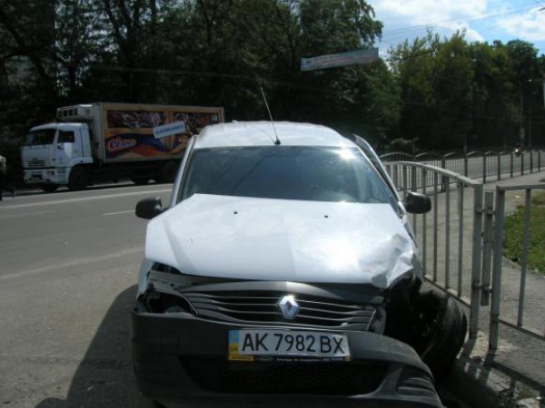 От мощного удара Renault развернуло.