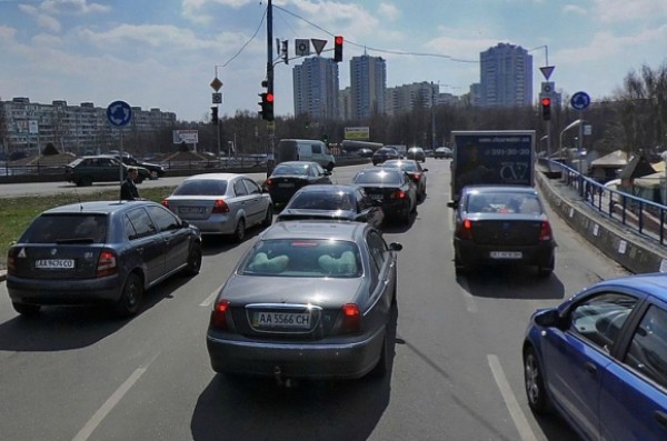 На нерегулируемых перекрестках главной будет являться дорога по кругу