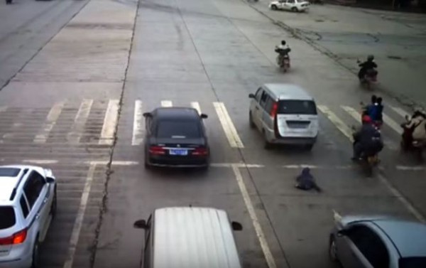 Ребенок выпал на оживленную трассу