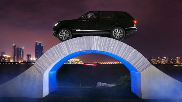 Range Rover на бумажном мосту