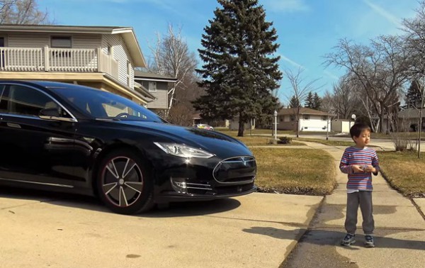 На видео проверили, наедет ли беспилотный Tesla на ребенка