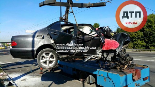 В Киеве на заправке разбился Mercedes