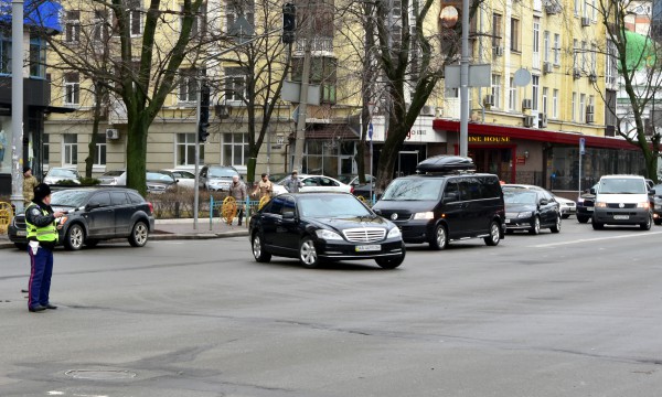 Кортеж Яценюка в Киеве