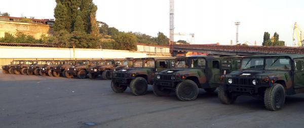 100 военных Humvee