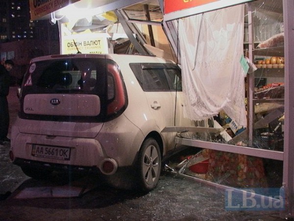 Kia врезался в киоск