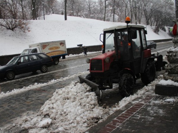 Снег в Киеве убирают