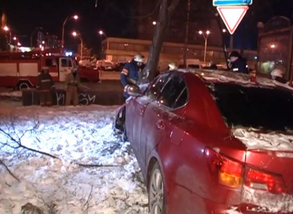 Легковушку быстро обесточили, чтобы она не загорелась