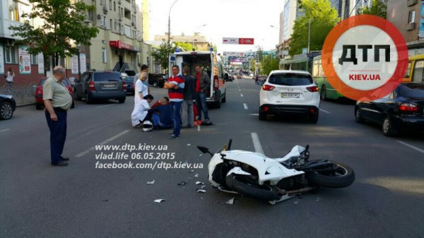 Мотоциклистка попала в аварию в Киеве
