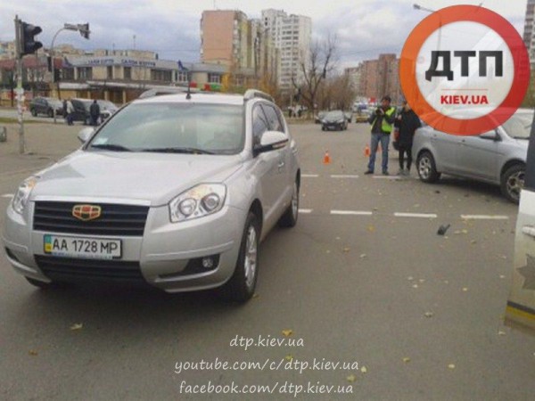 В Киеве водитель Geely сбил женщину