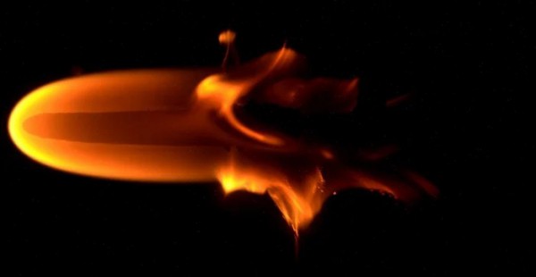Огонь ведет себя в невесомости очень непредсказуемо
