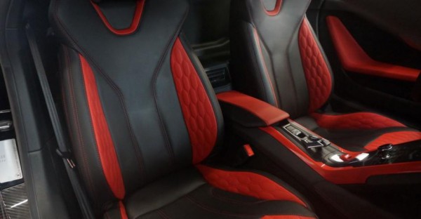 Обновленній интерьер Lamborghini Huracan