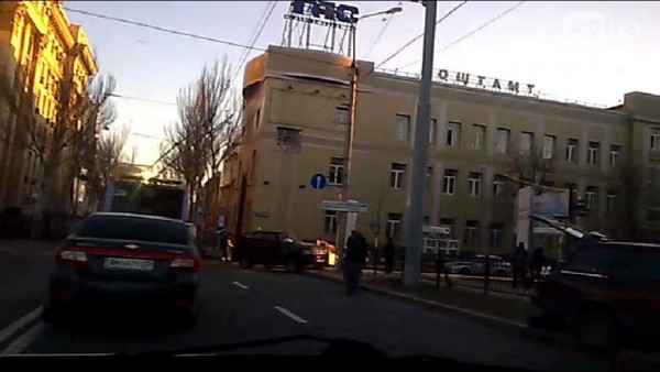 В центре Донецка боевики на джипе влетели в