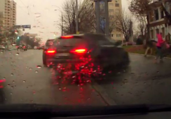 Кроссовер протаранил два припаркованных автомобиля и чуть не задавил пешеходов