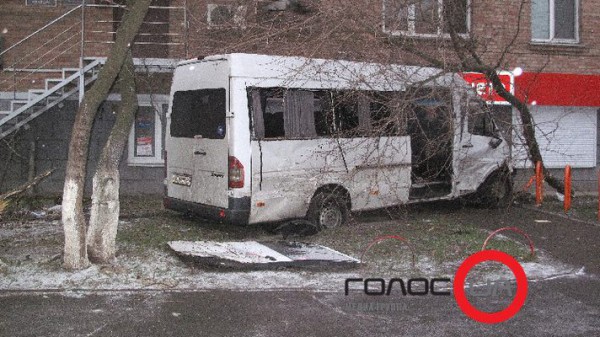 Двоих пассажиров маршрутки и водителя Ланоса госпитализировала скорая