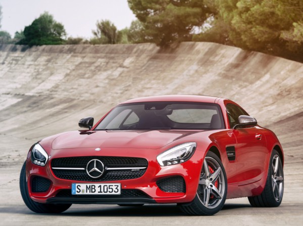 Один из конкурентов Porsche - суперкар Mercedes-AMG GT,
