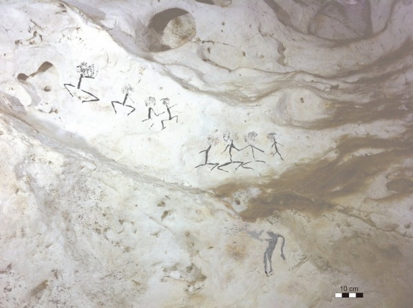 Человеческие фигурки, нарисованные, предположительно, 13 600 лет назад