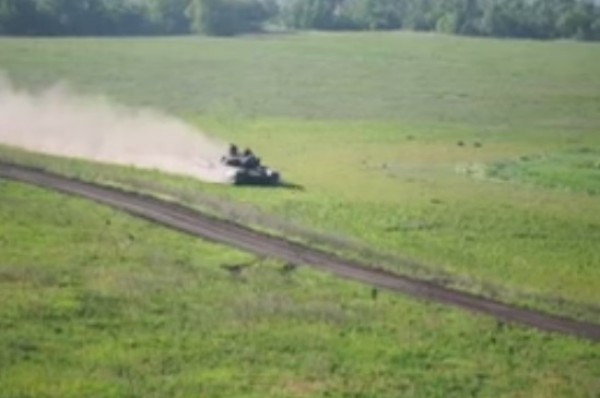Еще Т-72 прекрасно поднимает пыль