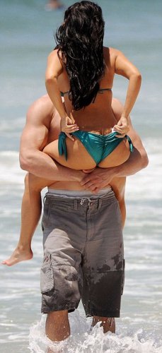 Со временем купальники красотки становятся все меньше