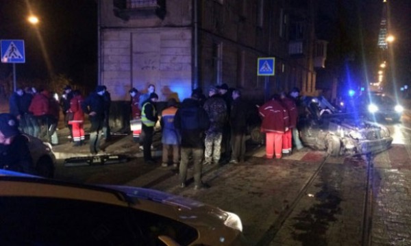 Во Львове Merсedes врезался в дом