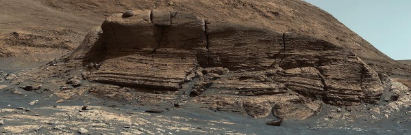 Марсоход Curiosity с помощью своего инструмента Mastcam сделал 32 отдельных изображения, составляющих эту панораму обнажения, получившего название 