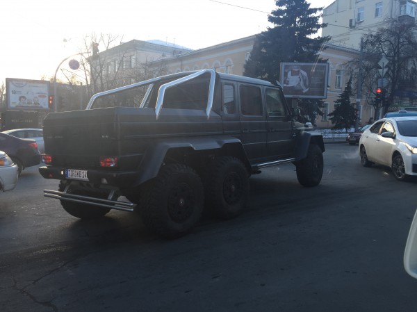Mercedes-Benz G63 6Х6 AMG на улице Владимирской в Киеве
