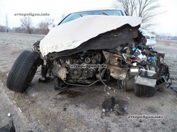 Lexus серьезно пострадал в аварии