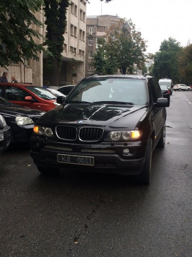 Эвакуация BMW с военными номерами