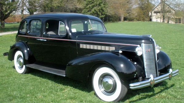 Один из участников - Buick Roadmaster (1937г.). Производство США. Всего выпущено 3070 автомобилей.
