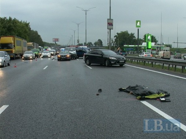 Peugeot насмерть сбил вышедшего на трассу водителя