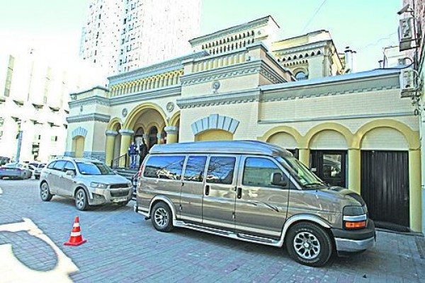 Моше Асман пользуется микроавтобусом Chevrolet Express
