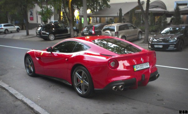 5) Ferrari F12 Berlinetta. Цена — 3 600 000 гривен