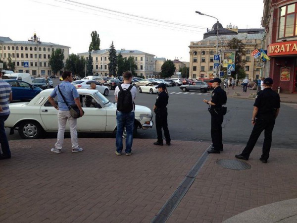 Полицейские борются с таксистом