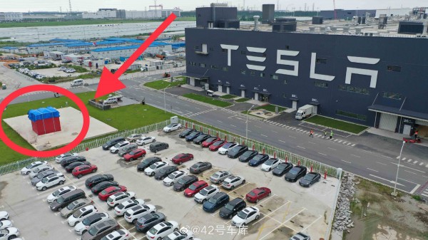 Ящик с дропом на заводе Tesla