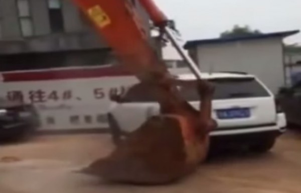 Припаркованные авто убрали экскаватором
