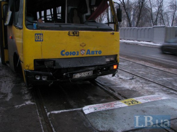 Автобус таранил внедорожник в бок