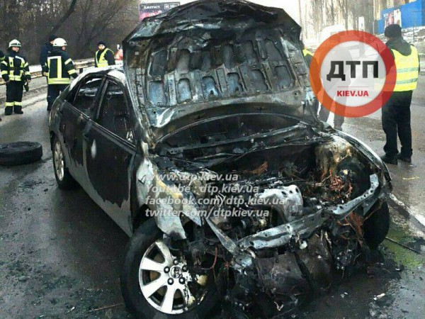 Toyota сгорела в Киеве
