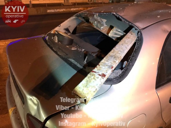 Таксист врезался в отбойник